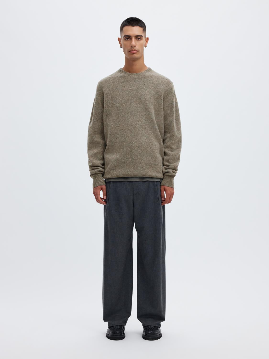 model_shot-front_full